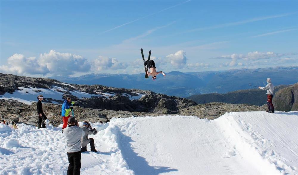 Ein person gjer saltomortale på ski over eit hopp - Klikk for stort bilde